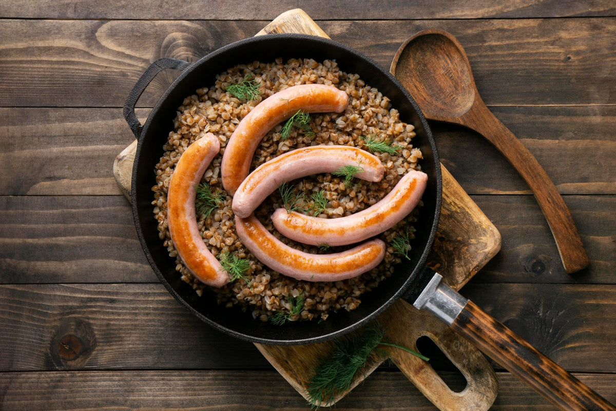 Weißwurst mit Specksauerkraut in der Pfanne