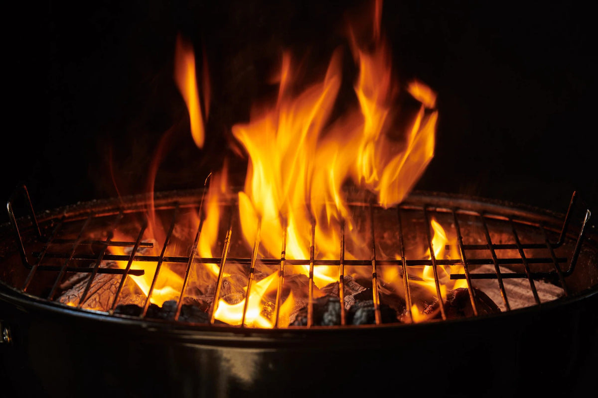 Gebrühte Weihnachtsbratwurst auf dem Grill