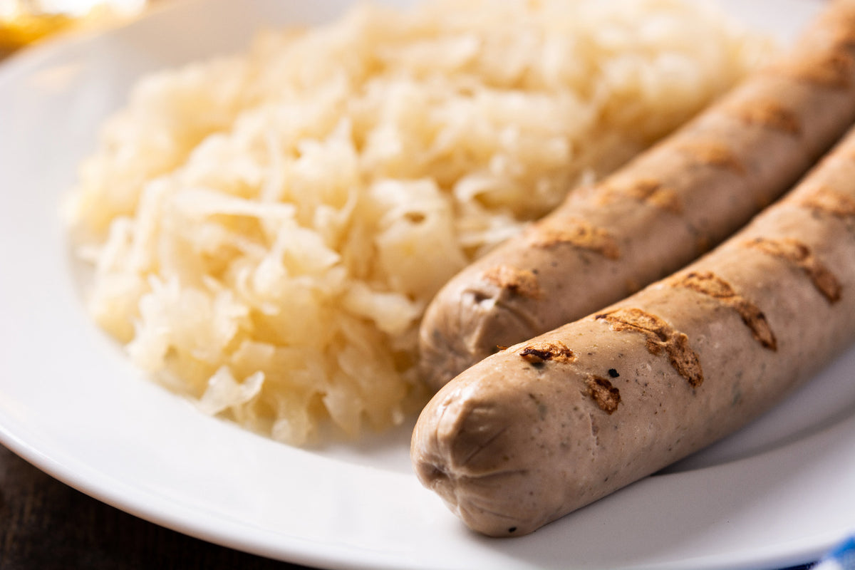 Weihnachtsbratwurst mit Sauerkraut auf dem Teller, so wie zu Heiligabend in Schlesien