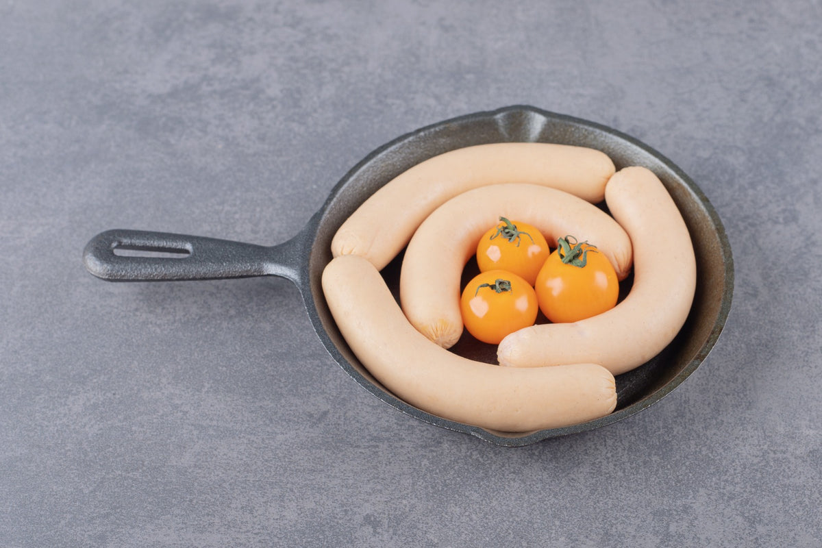 Weihnachtsbratwurst roh in der Pfanne, vakuumfrisch ausgepackt