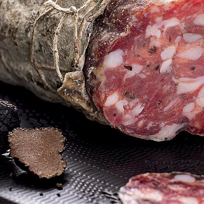 Levoni "Tartufo" Trüffelsalami - Eine faszinierende Kombination aus italienischem Schweinefleisch und schwarzen Trüffelstückchen - Feinkost Delikatessen: Wurst und Fleisch Spezialitäten | Wurst-Fleisch.com